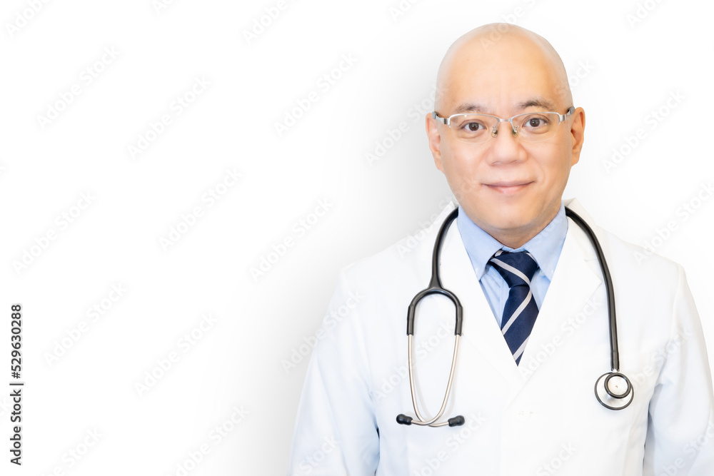 笑顔の男性の医者