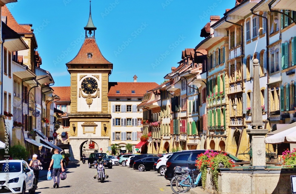 Fototapeta premium Murten, Schweiz, Hauptgasse mit Brunnen und Berntor 