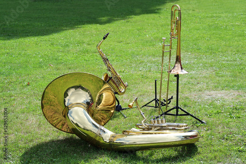 Canvas Print Various musical brass instruments like sousaphone, trombone and saxophone placed