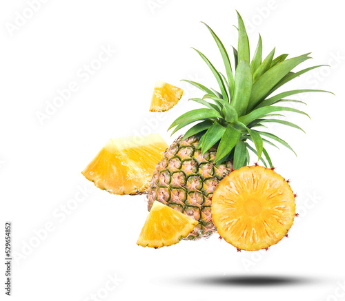 Photos Water Splash On fresh pineapple With Leaves isolated on transparent background (