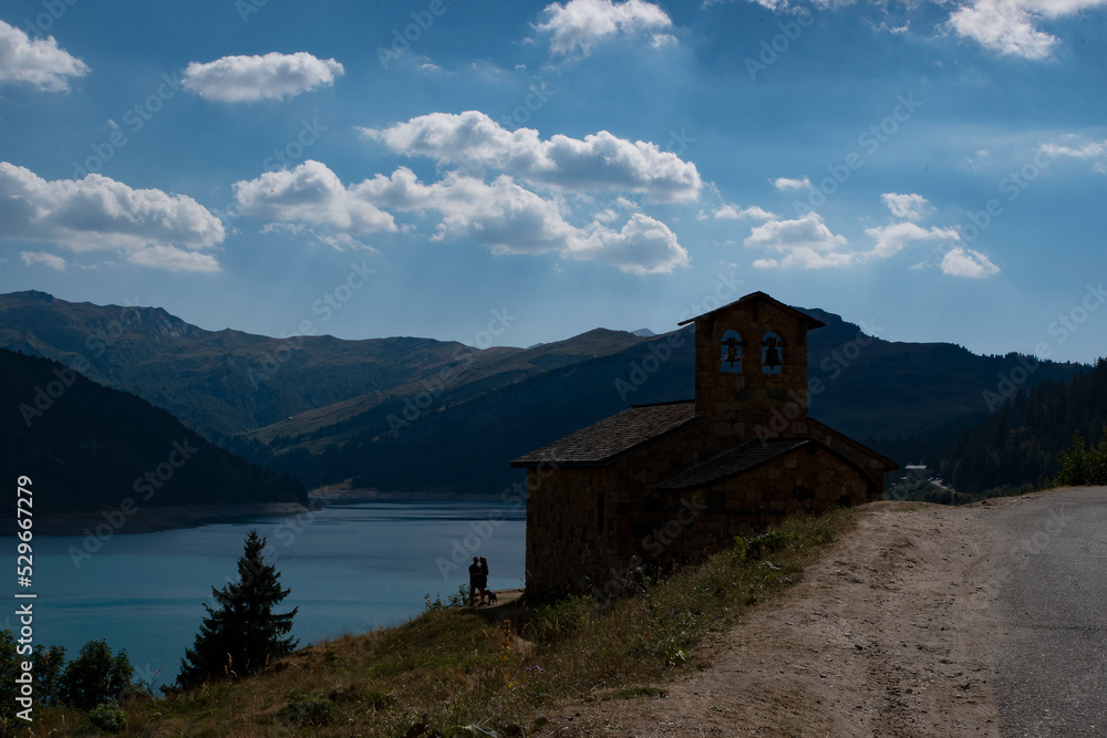 Panorama des Alpes, le lac de Roseland et sa chapelle