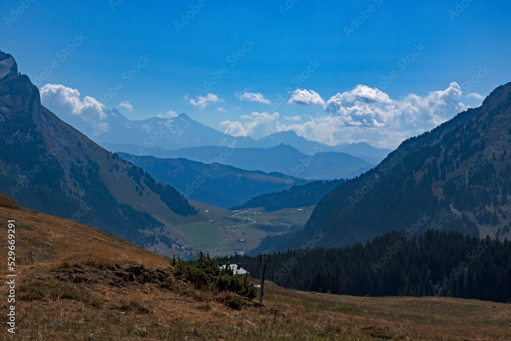 Panorama des Alpes, le massif des Aravis et son col