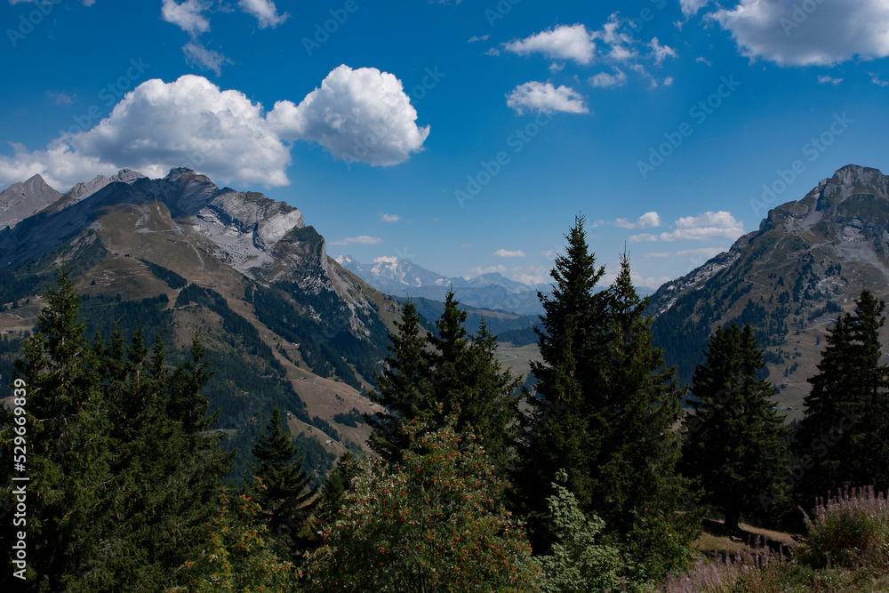 Panorama des Alpes, la Clusaz et le col des Aravis