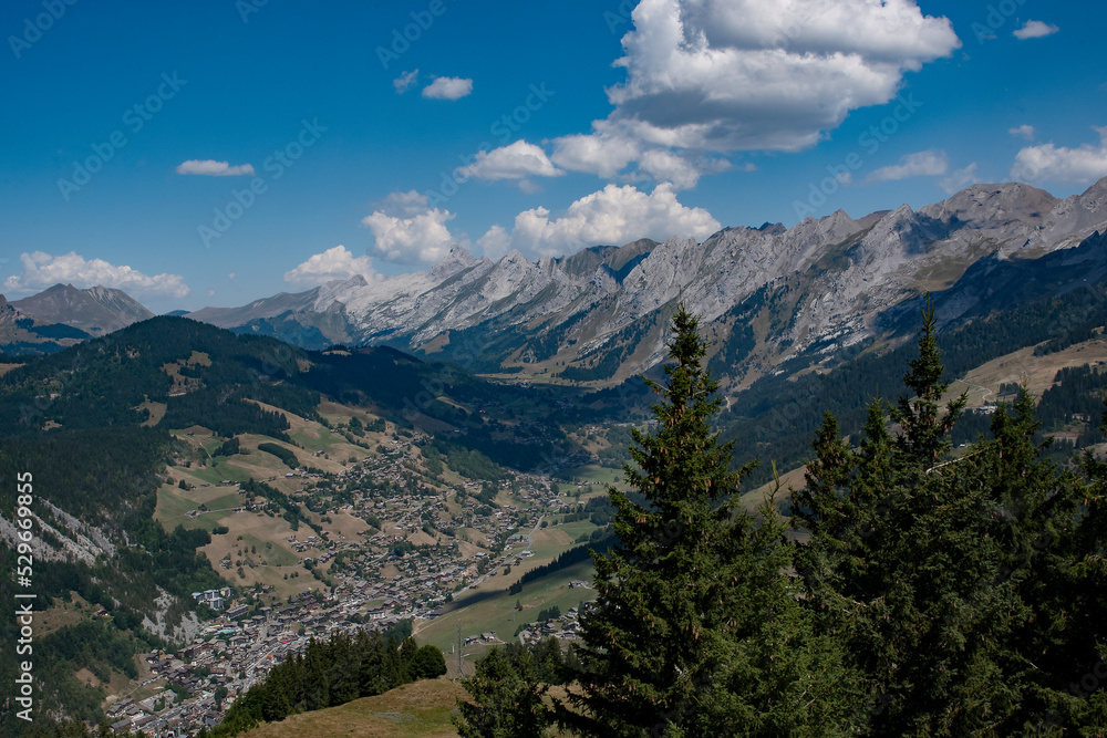 Panorama des Alpes, la Clusaz et le massif des Aravis