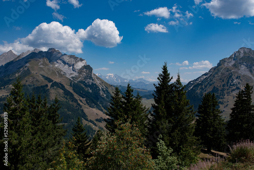 Panorama des Alpes, la Clusaz et le col des Aravis © photoszam