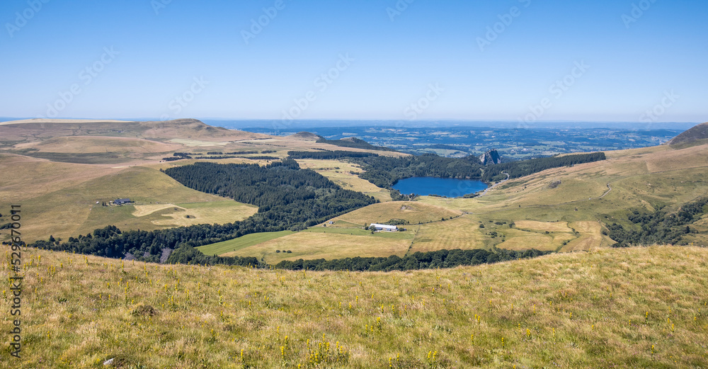 Naklejka premium randonnée au puy de la tache dans le massif du sancy dans la chaîne des Puys en auvergne en été en france avec vue sur le lac guéry