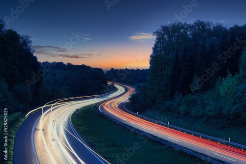 Foto long exposure by night german highway car lights with beatiful sky