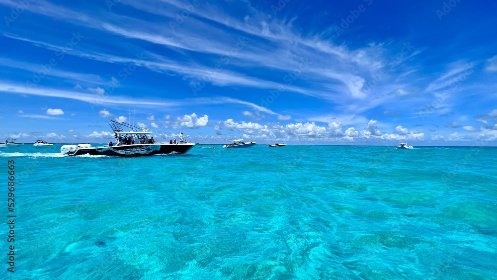 Obraz premium boat on the sea with beautiful water color