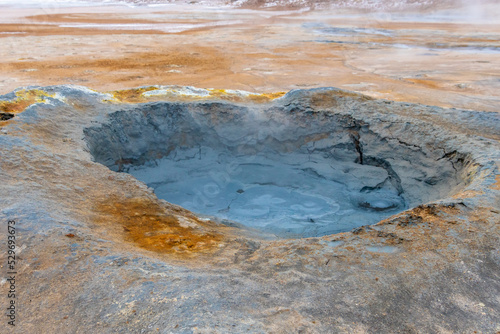 Hverir Hverarönd Geothermalgebiet, bekannt für sprudelnde Schlammbecken and dampfende Fumarolen, aus denen Schwefelgas austritt.