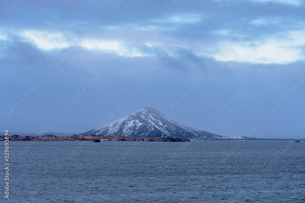 Mývatn  Vulkanischer See mit einer geothermisch erwärmten Lagune, Wildvögeln und Schafe
