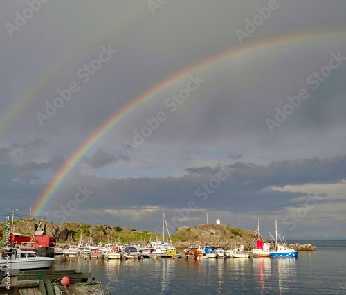 Regenbogen über kleinem Hafen in Norwegen 