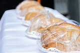 Chleb zapakowany w folie, dary dla gości