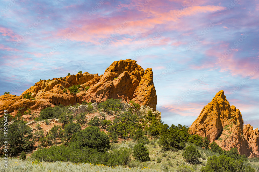 Fototapeta premium The Garden of the Gods Park is rich with stunning ecological rock formations that visitors like to photograph and hike around to get beautiful landscape compositions. 