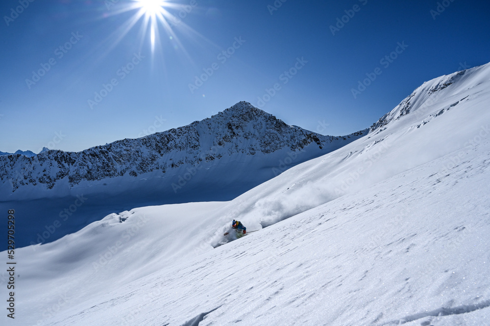Skifahrer im Tiefschnee