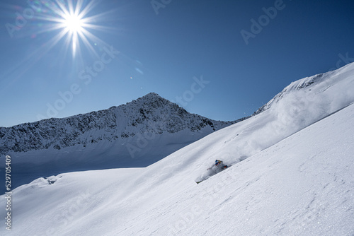 Skifahrer im Tiefschnee © dsodamin