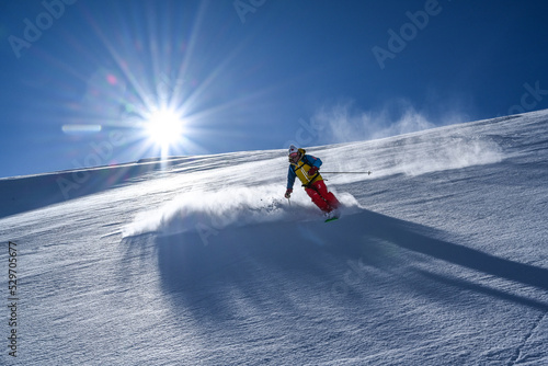 Skifahrer im Tiefschnee