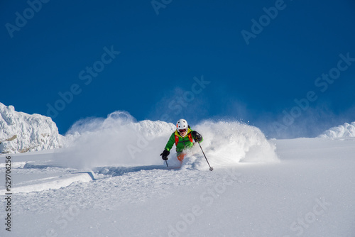 Skifahrer im Tiefschnee