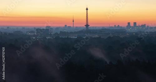 Sonnenaufgang mit Nebel. Timelapse. Aufgenommen von Teufelsberg photo