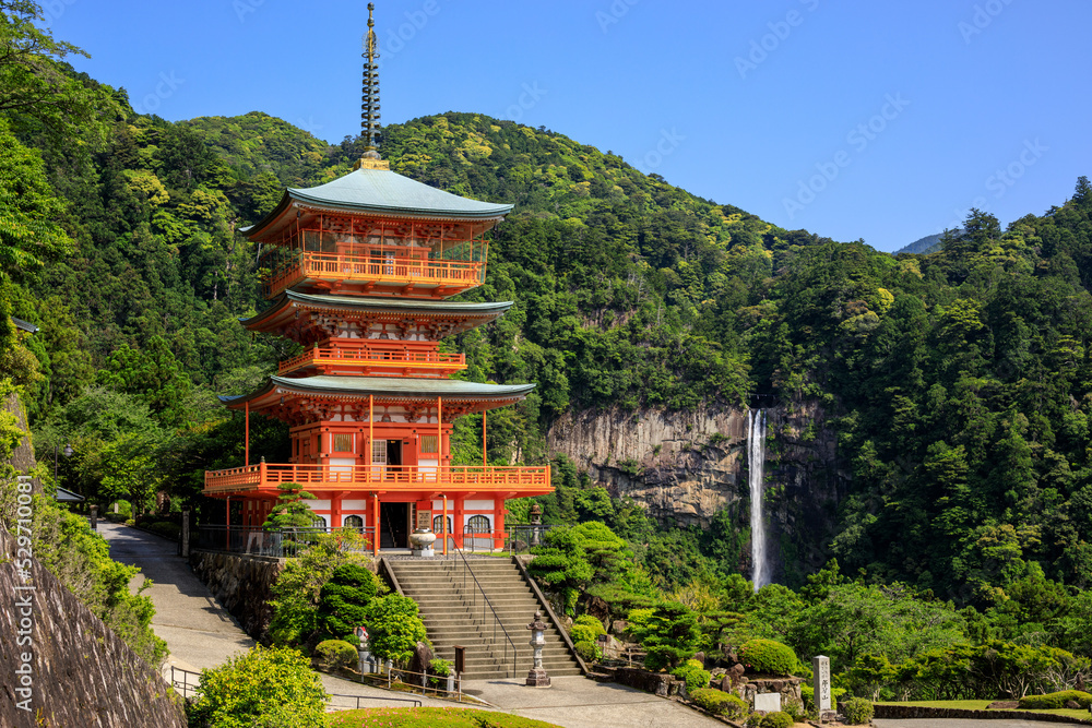 世界遺産熊野古道　那智青岸渡寺の三重塔と那智の滝