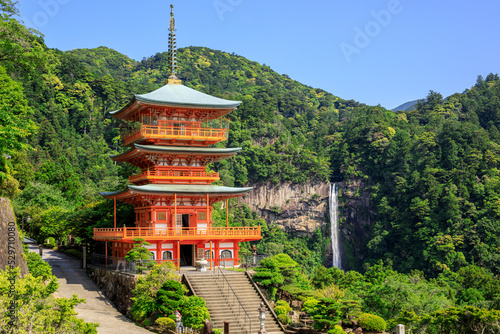 世界遺産熊野古道 那智青岸渡寺の三重塔と那智の滝