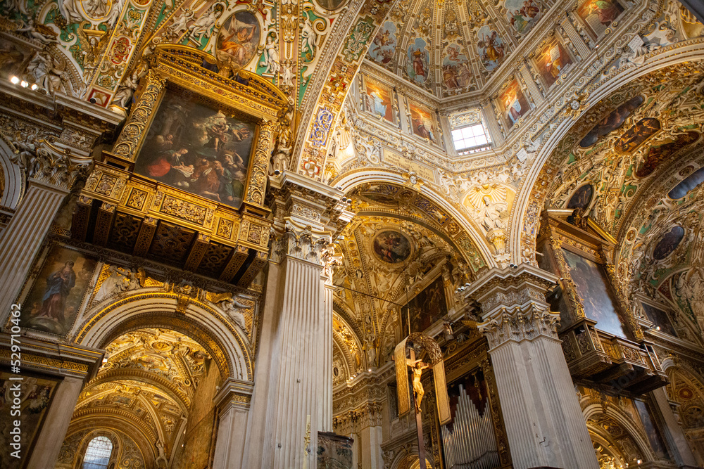 Basilique Santa Maria Maggiore interior gold marble roof angle Bergame Italie