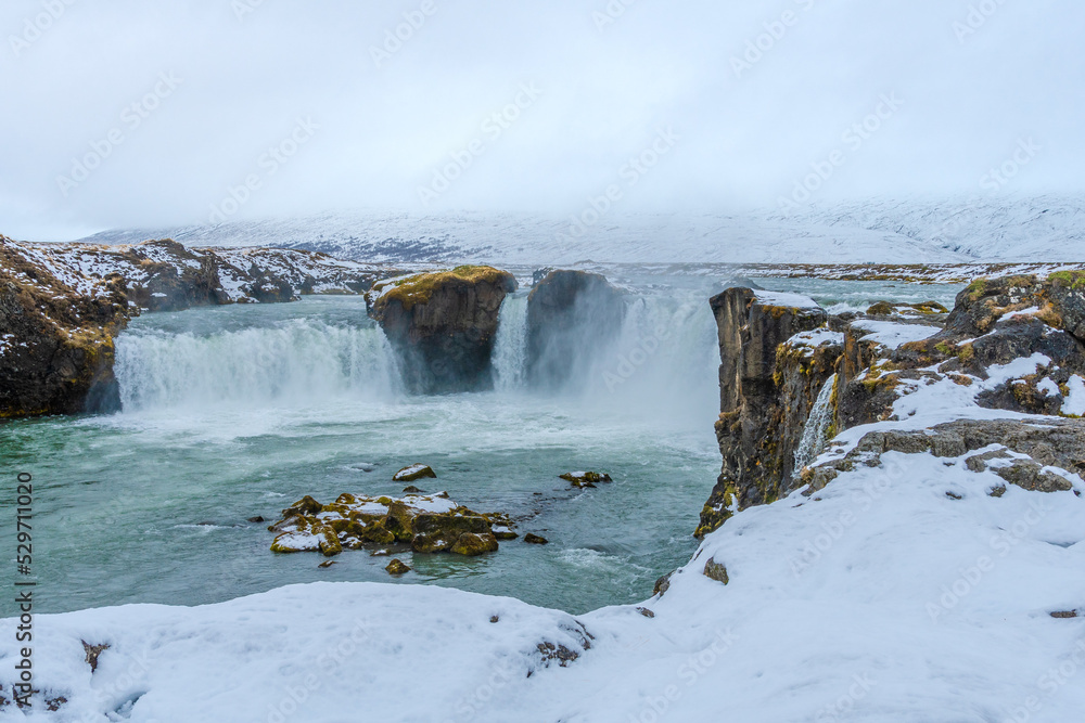 im Norden von Island gibt es den beeindruckenden Wasserfall mit dem schönen Namen Goðafoss Godafoss