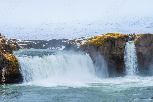 im Norden von Island gibt es den beeindruckenden Wasserfall mit dem sch  nen Namen Go  afoss Godafoss