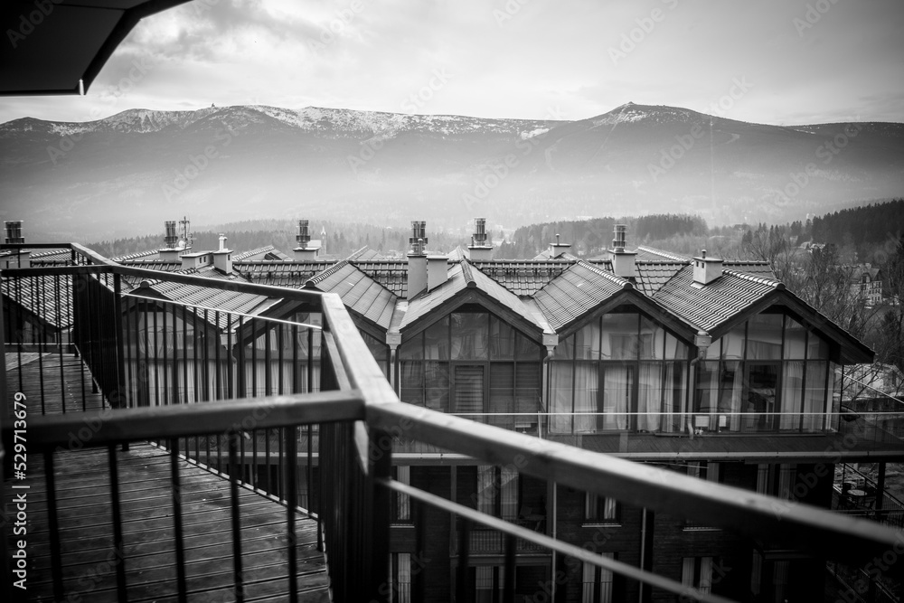 Krajobraz górski - Karkonosze. Widok na wzgórza, lasy i szczyty górskie