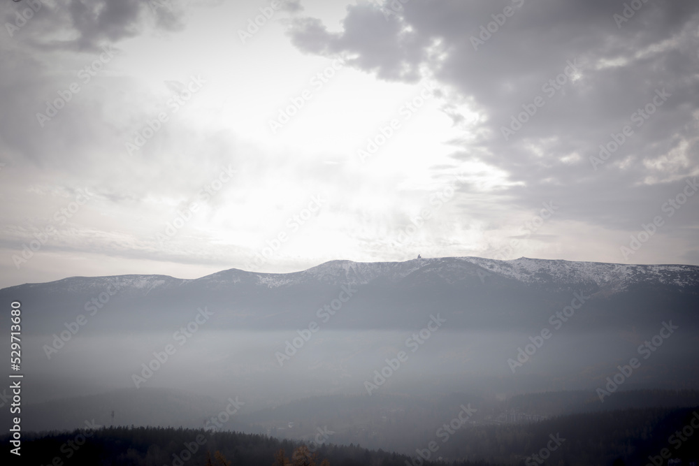 Krajobraz górski - Karkonosze. Widok na wzgórza, lasy i szczyty górskie