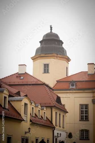 Budynki na zamku Książ, Wałbrzych, z perspektywy pieszego w trakcie wycieczki