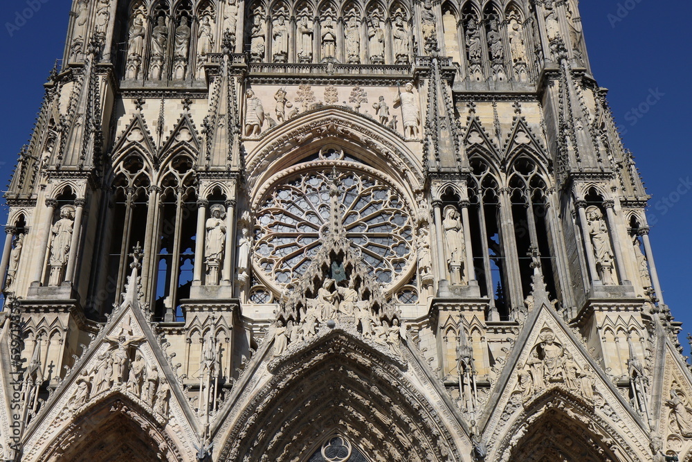 Fototapeta premium La cathédrale Notre Dame de Reims, de style gothique, vue de l'extérieur, ville de Reims, département de la Marne, France