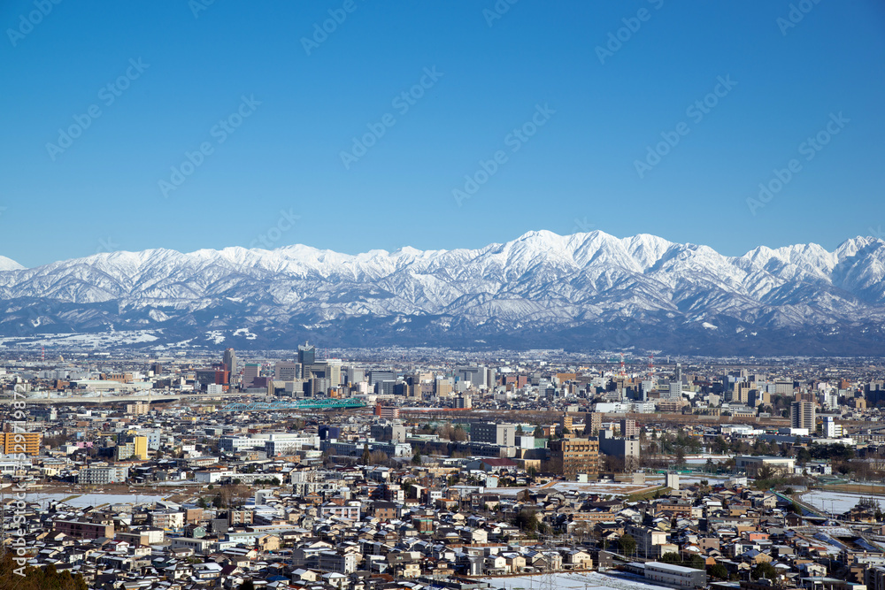 呉羽山から見る冬の立山と富山の街並み