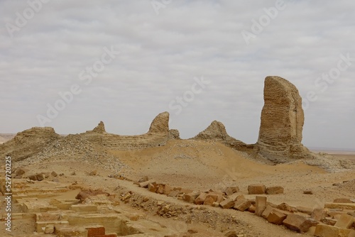 Tableau sur toile The walls and ruins of Dimeh el Sibaa (Soknopaiou Nesos) in Fayoum city desert i