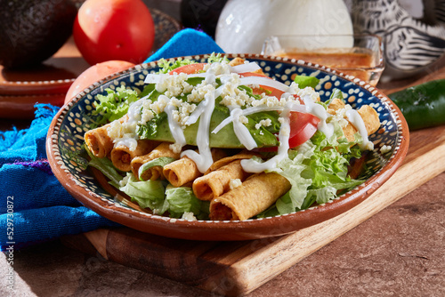 tacos dorados de pollo