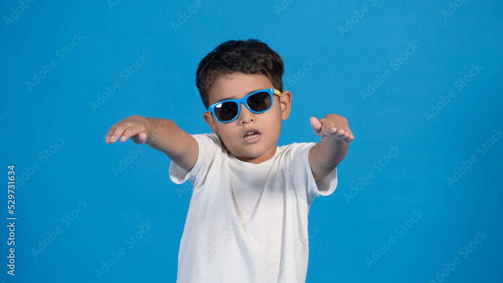 Niño Guapo Con Lentes De Sol Actuando Como Zombi Con Playera Blanca Y 