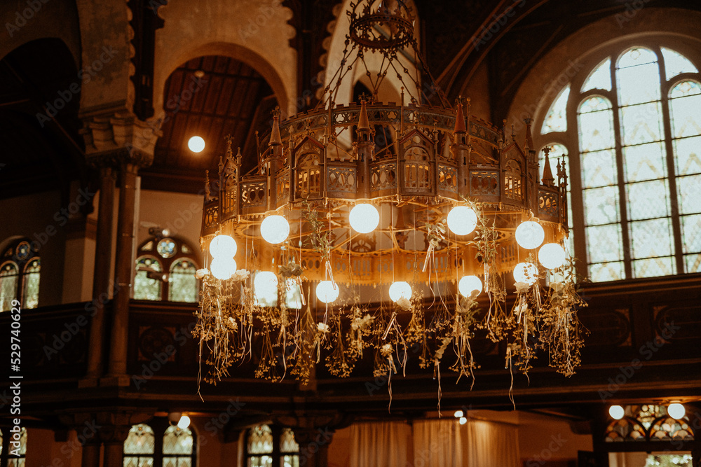 Fototapeta premium Kronleuchter in Kirche