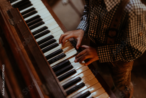 Kind spielt auf Klavier