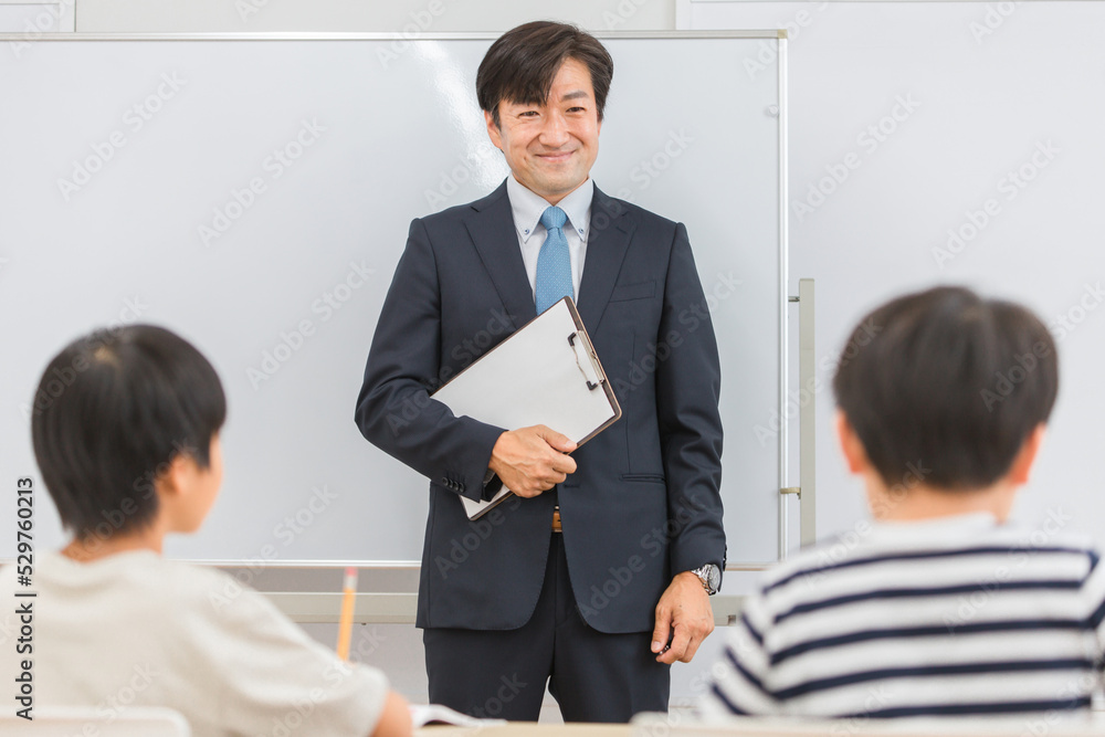 小学生・中学生に教える塾講師（学習塾・先生）
