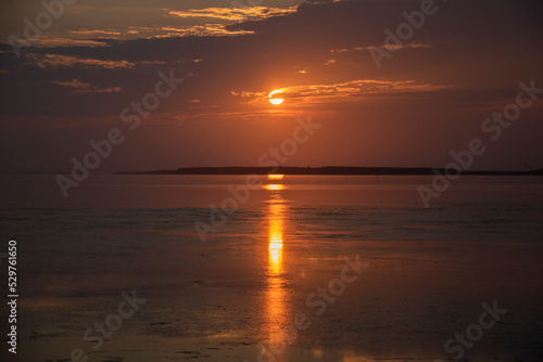 湖に沈む綺麗な夕陽  © まり子 佐藤