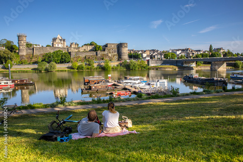 Print op canvas Couple de touriste au pied du château de la ville d'Angers en France