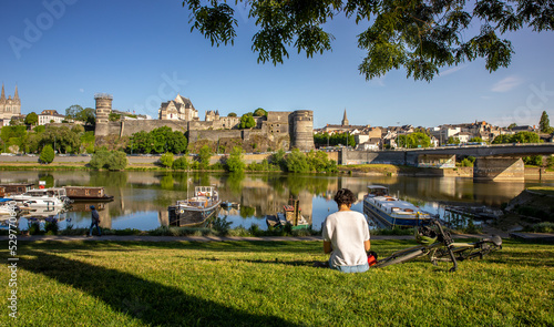 Paysage à Angers et son château en bord de la Maine en France. photo