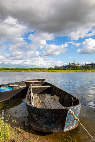 Barque en bois au bord de la Loire en Anjou.