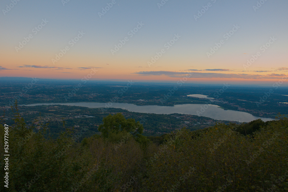 Naklejka premium lago di varese al tramonto