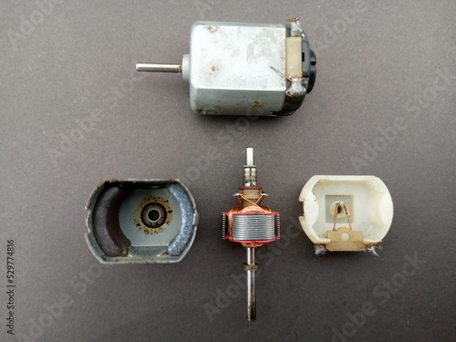 Φωτογραφία parts of dc motor, armature, brushes, permanent magnets and commutator
