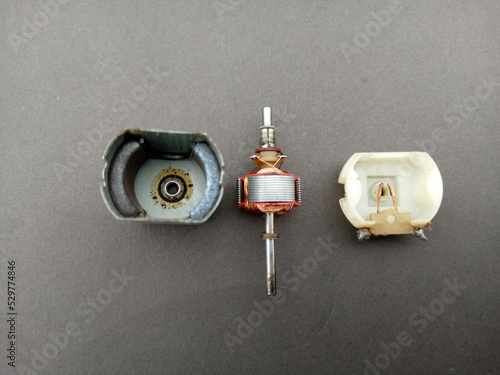 parts of dc motor, armature, brushes, permanent magnets and commutator