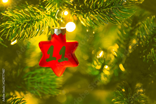 Obraz na płótnie ein roter Stern mit einer Zahl (11) am Weihnachtsbaum, Weihnachtskalender w salonie