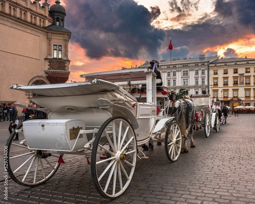 Dorożki na krakowskim Rynku i piękne niebo - średni format Fuji GFX