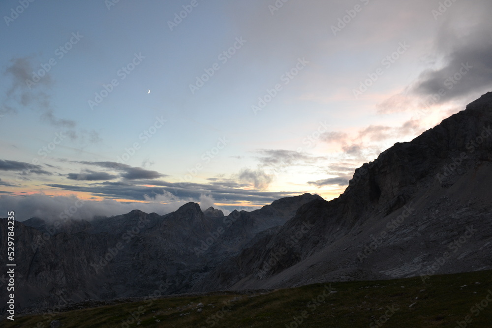 Obraz premium sunset in the mountains