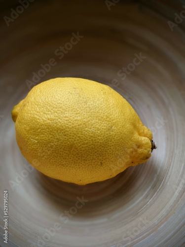 Obraz na płótnie Yellow lemon in the wooden bowl w salonie