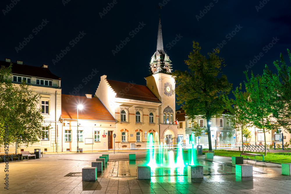 Rynek w Skawinie nocą. The market square in Skawina at night.